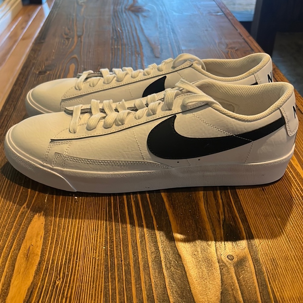 Men’s Nike tennis shoes